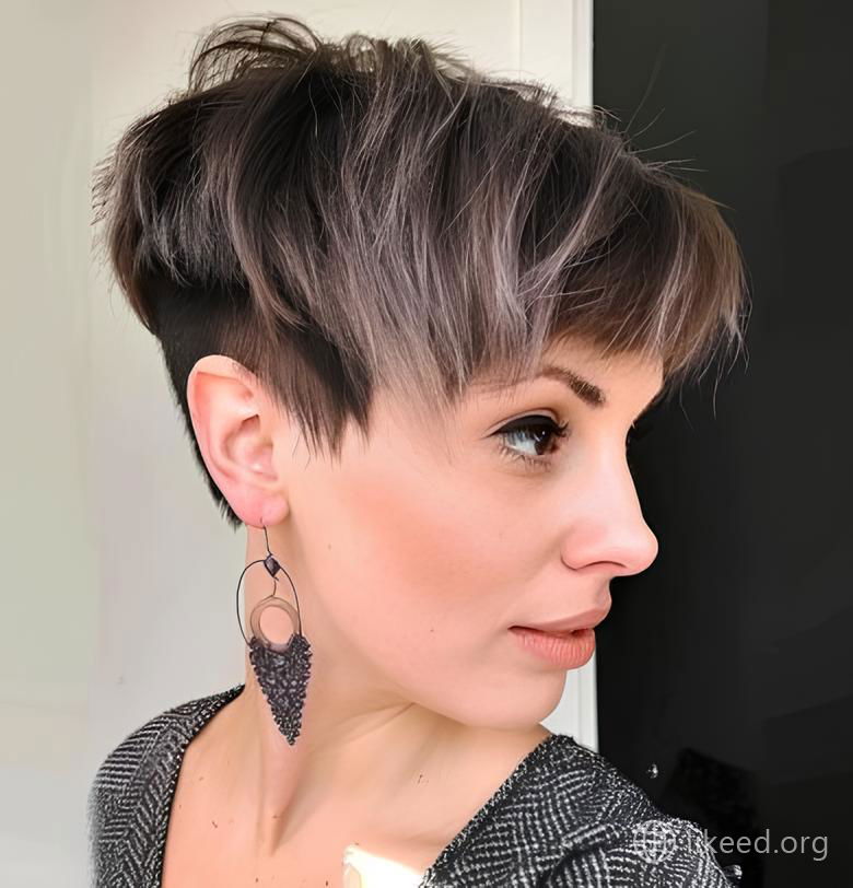 Chic Contrast: The Bold Pixie with Layers