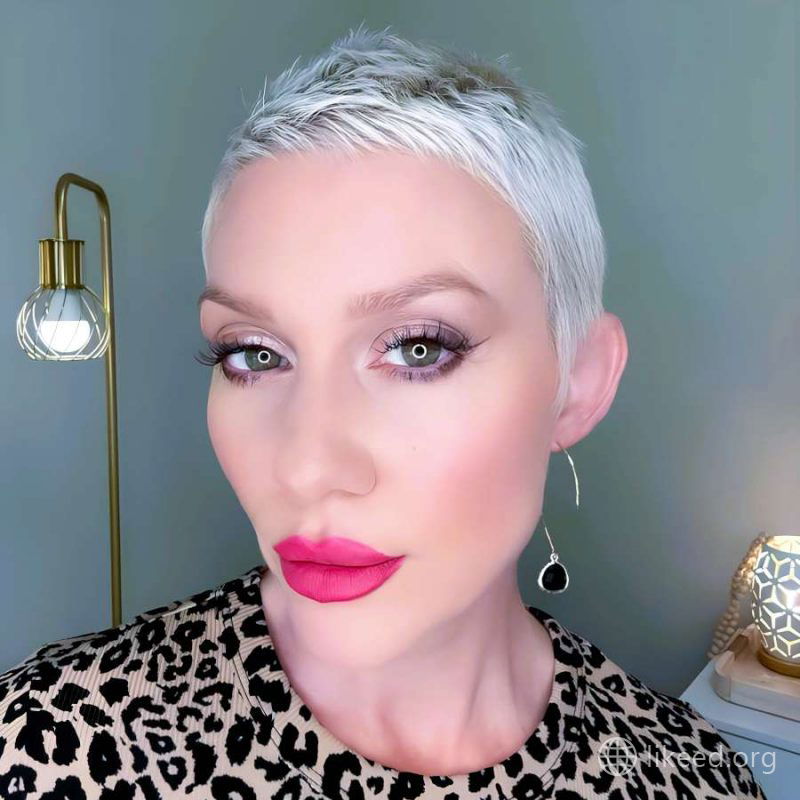 Head-Turning Elegance: The Sleek Platinum Pixie